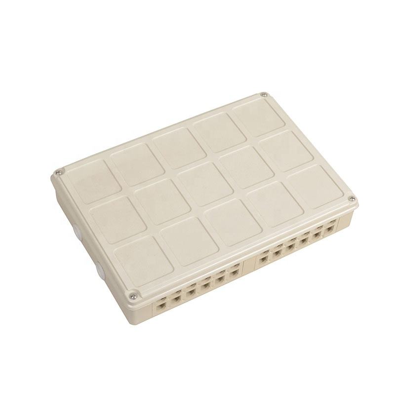 Cutie de borne din plastic PP ABS cu preț redus Suport pe perete sau rack disponibil cu 24 de miezuri Panou de corecție cu fibră optică cu adaptor 24 SC FC